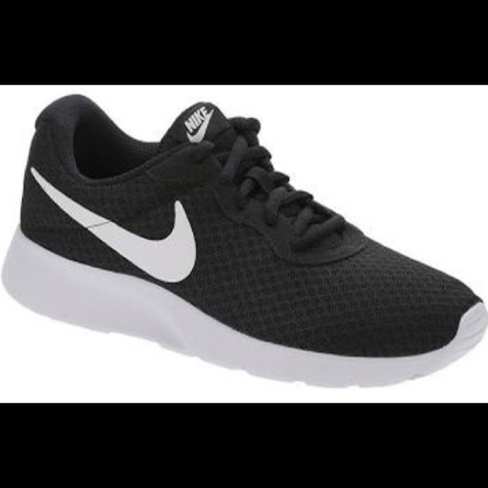 Women’s Nike Tanjun shoes- size 7.5